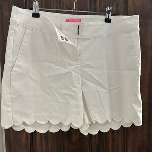 Isaac Mizrahi White Scalloped Hem High Waist Shorts